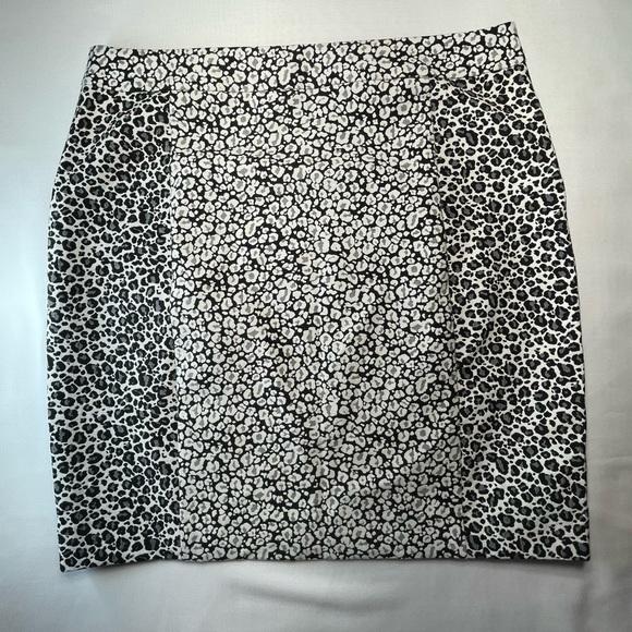Anne Taylor Animal Print Skirt | Size 8 - Picture 13 of 13